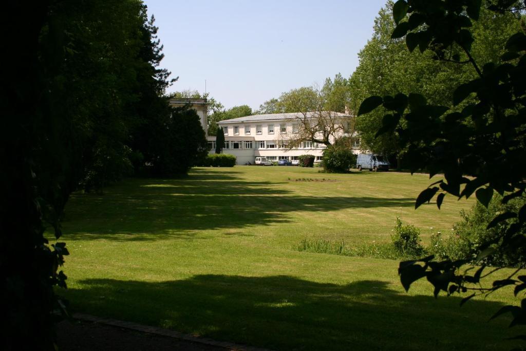 Hostellerie De La Quenoeuille Marquise Exterior photo